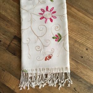 Pretty shawl/scarf with embroidery